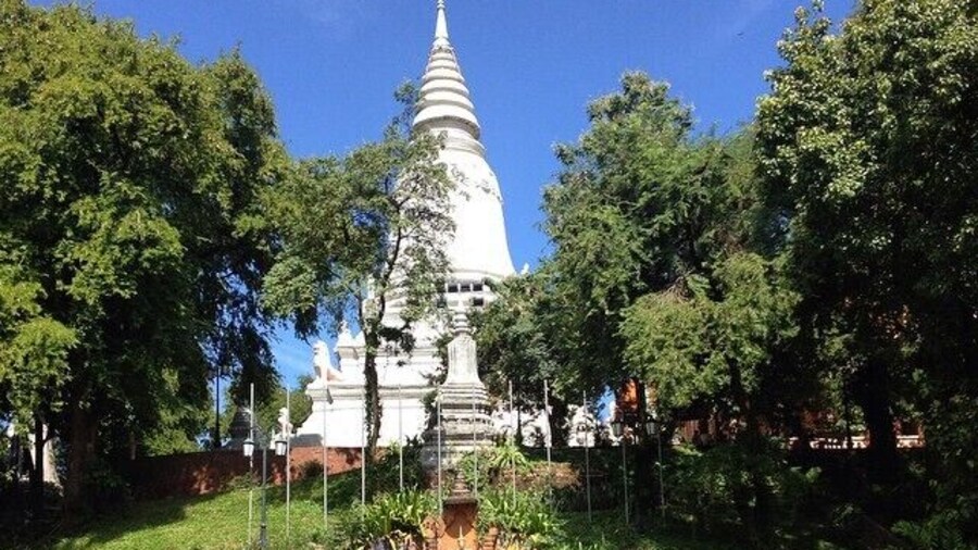 Playing tour guide for the weekend exploring the market, good coffee on street 136 and this beautiful view of the clock garden in Wat Phnom.
More on Wat Phnom: http://bit.ly/1v8y6o8