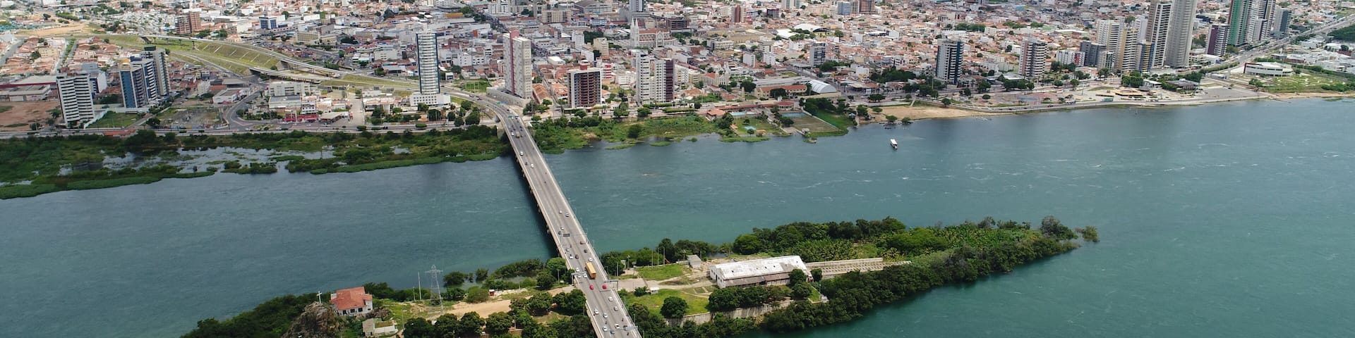 Ponte sobre Rio São Francisco, entre Juazeiro da Bahia e Petrolina Pernambuco