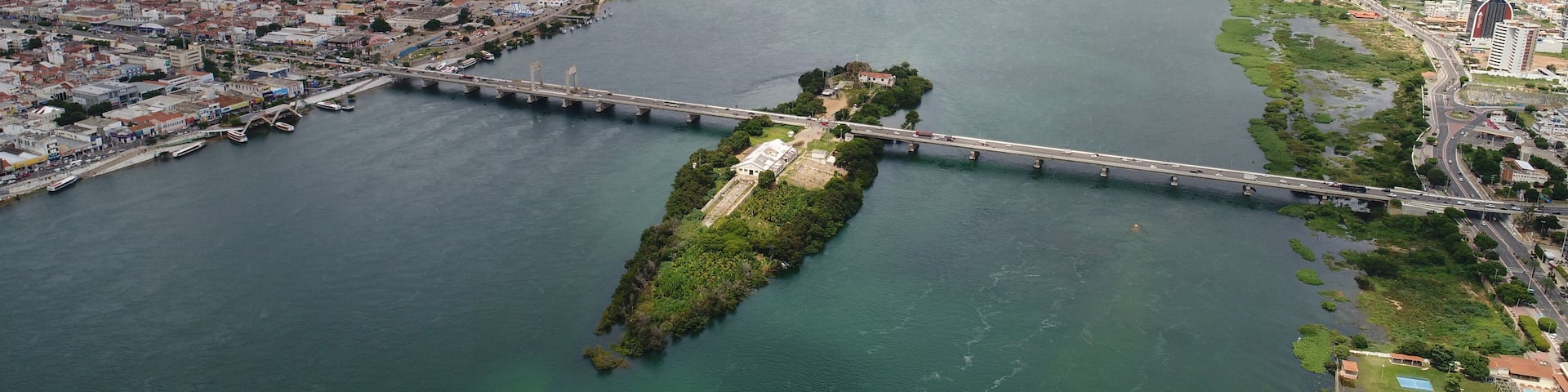Ponte sobre Rio São Francisco, entre Juazeiro da Bahia e Petrolina Pernambuco