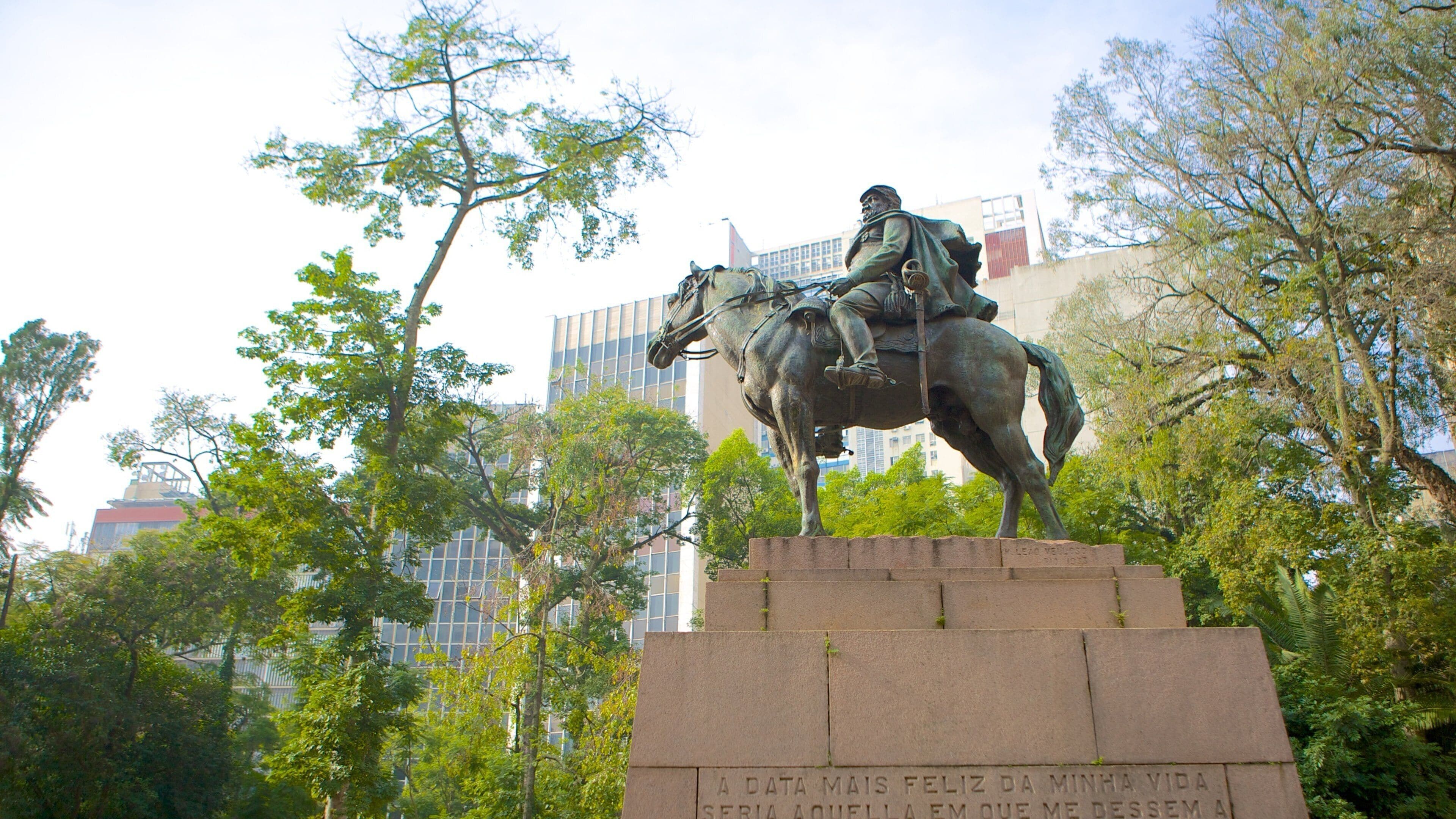 Porto Alegre som omfatter en statue eller en skulptur