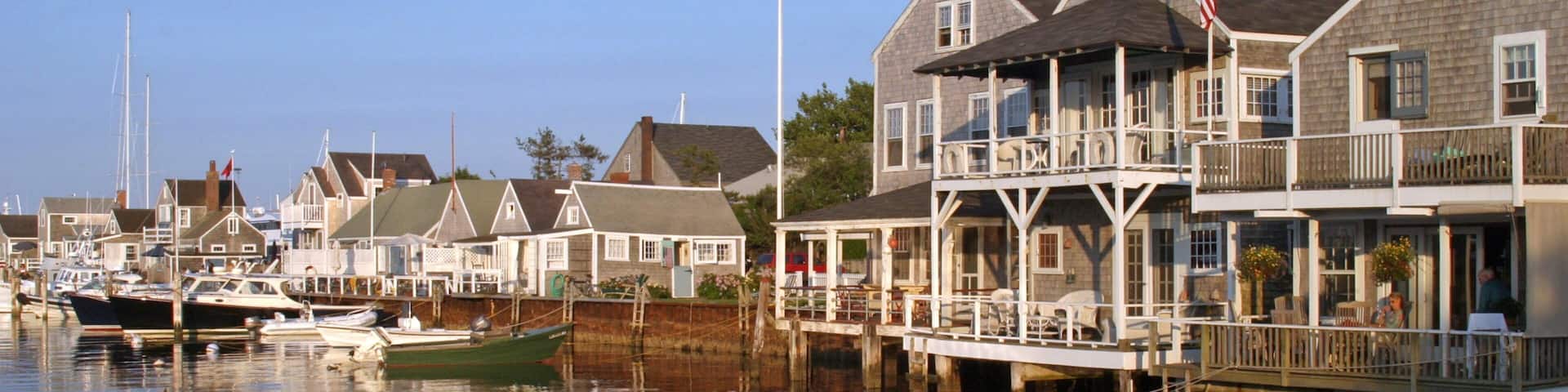 Nantucket som inkluderar en liten stad eller by, ett hus och båtkörning