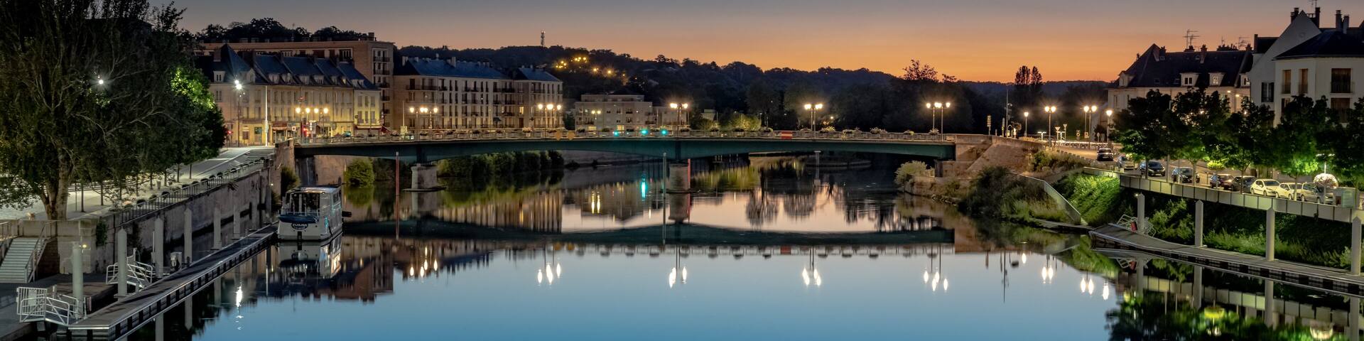 The river Oise between Pontoise and Saint-Ouen-l'Aumône, before dawn