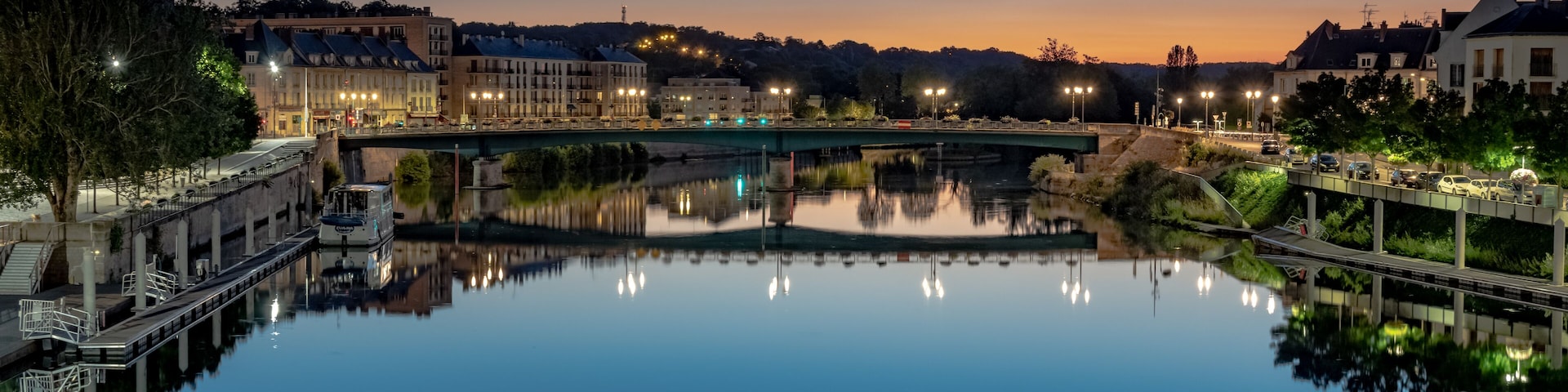 The river Oise between Pontoise and Saint-Ouen-l'Aumône, before dawn