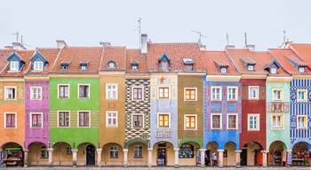 There are many beautifully colored houses on the Old Market Square