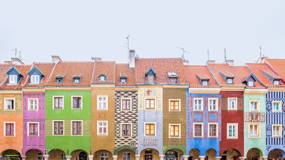 There are many beautifully colored houses on the Old Market Square