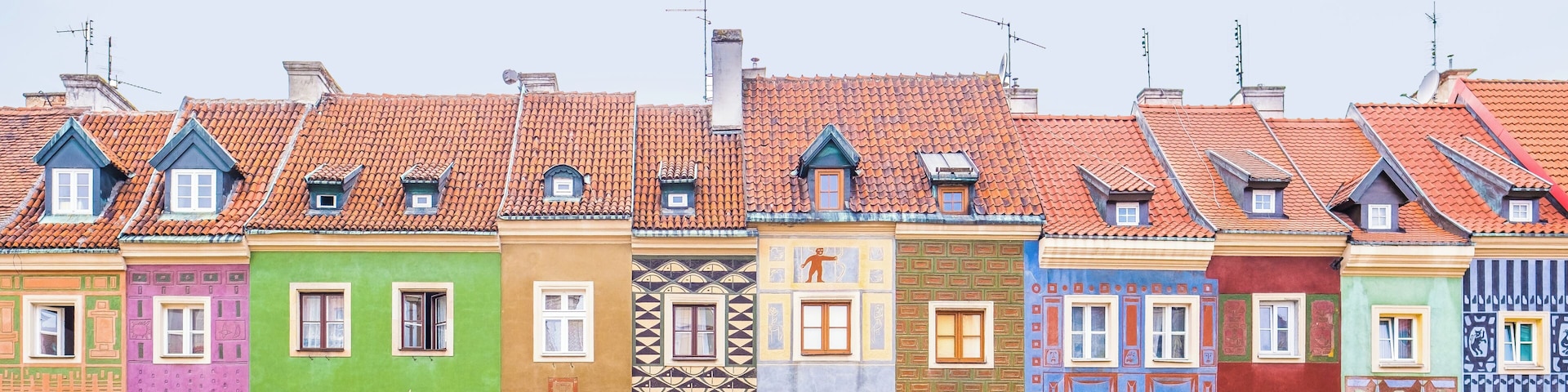 There are many beautifully colored houses on the Old Market Square