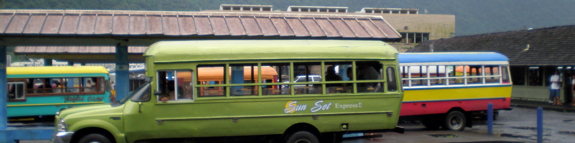 Um autocarro verde com a inscrição
