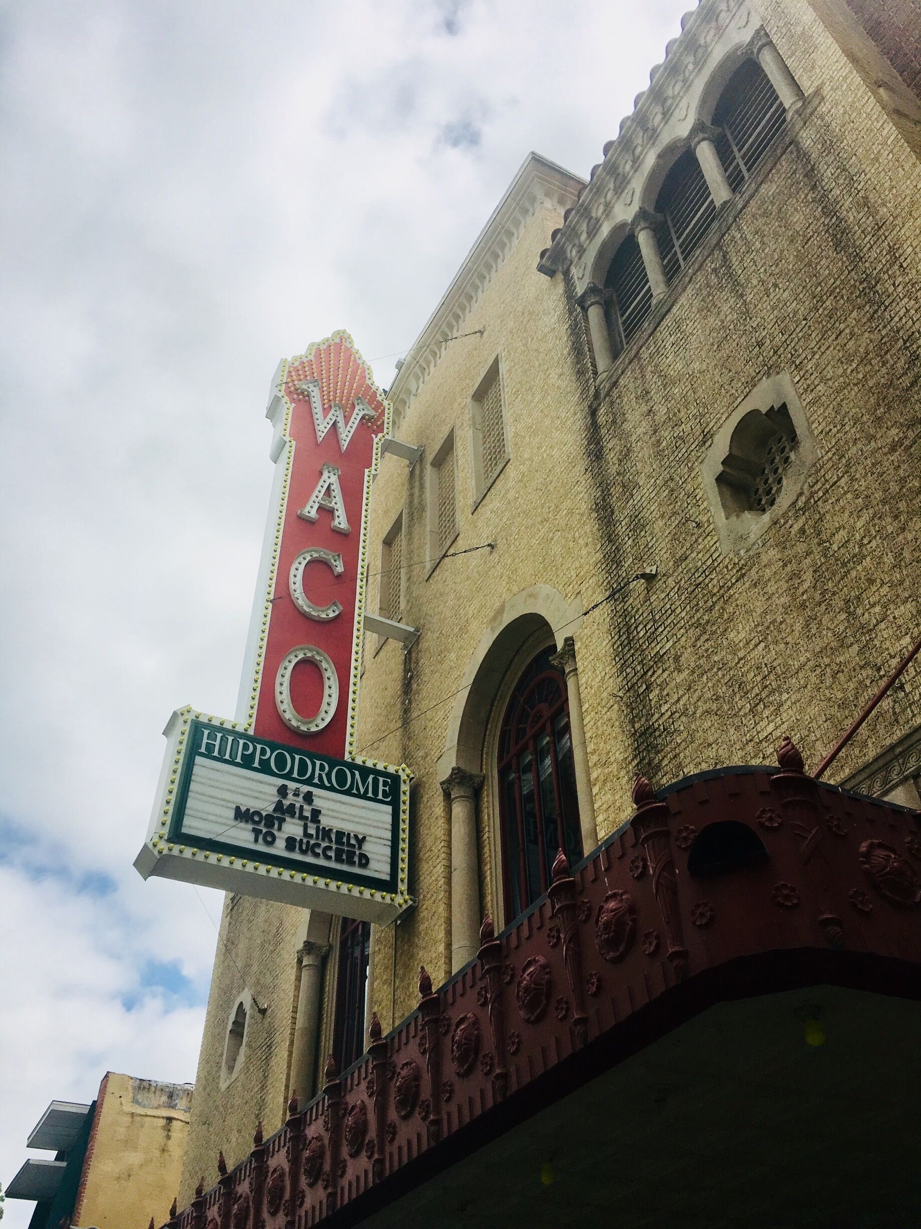A theater with a marquee reading "WACO HIPPODROME".