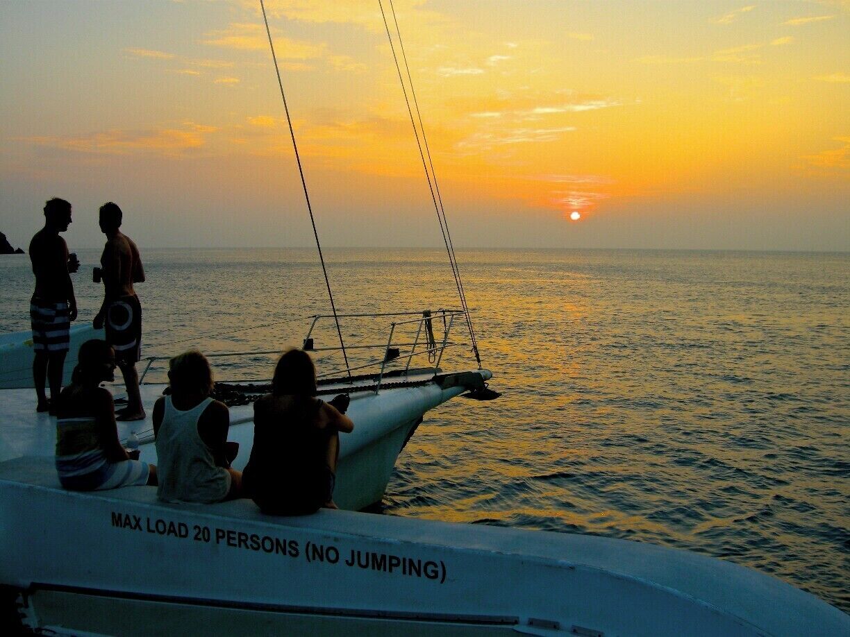 Sailing on a catamaran around the Whitsundays.

An interesting experience - but the views (and sunsets) were spectacular.

#Australia #goldenhour