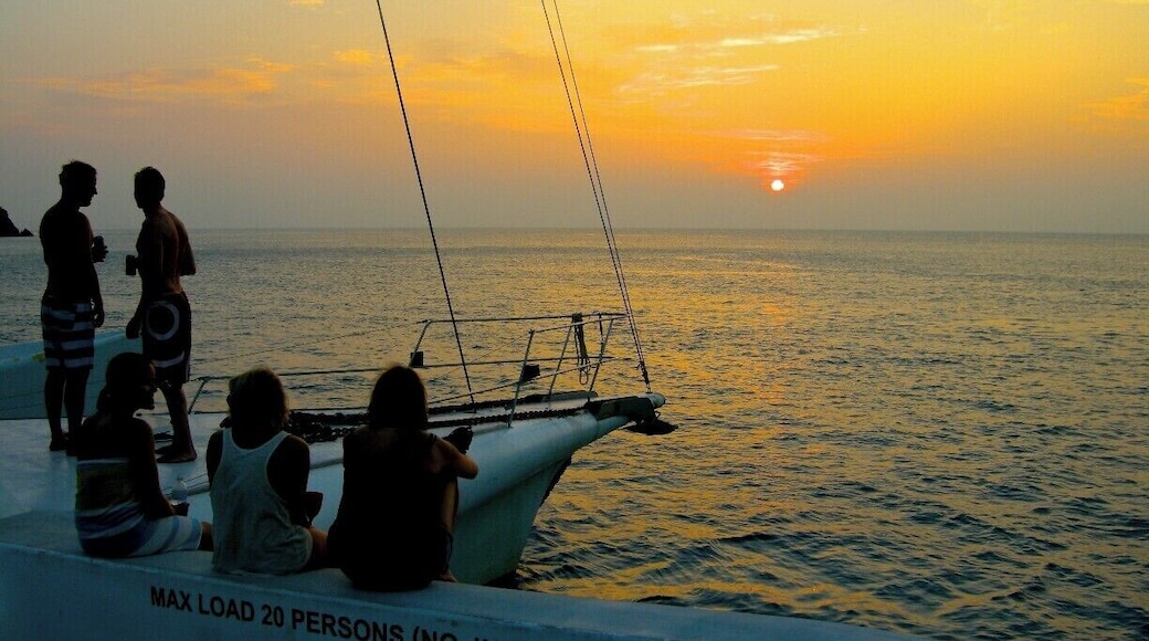 Sailing on a catamaran around the Whitsundays.
An interesting experience - but the views (and sunsets) were spectacular.
#Australia #goldenhour