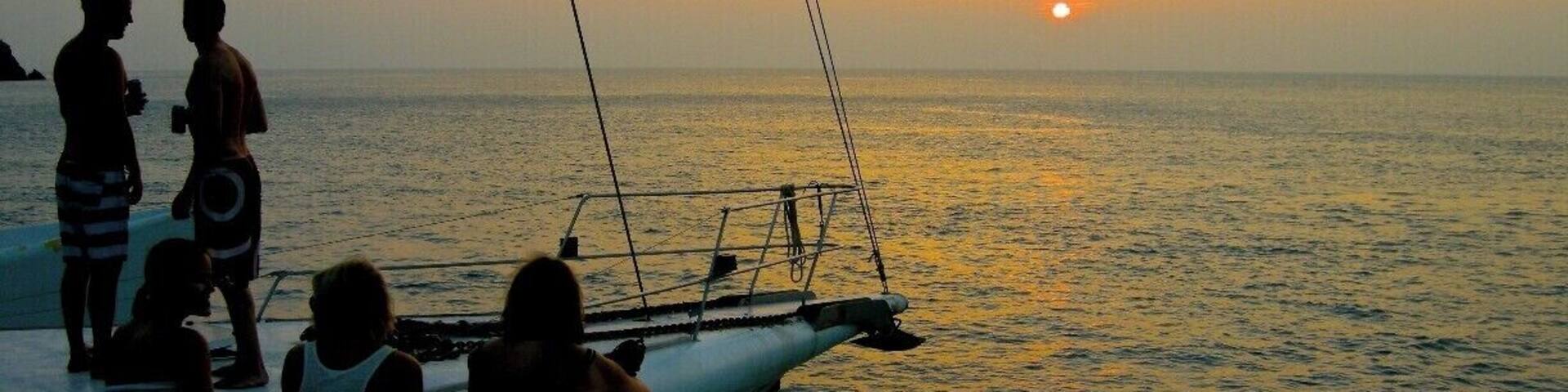 Sailing on a catamaran around the Whitsundays.
An interesting experience - but the views (and sunsets) were spectacular.
#Australia #goldenhour