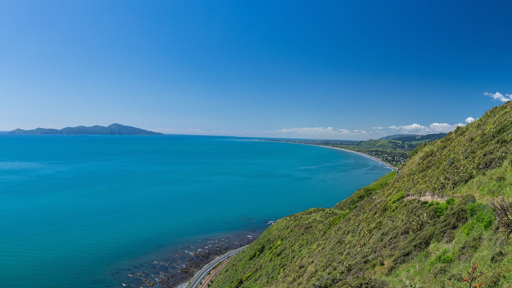 ニュージーランド パエカカリキ・エスカープメント・トラックから見えるカピティ島