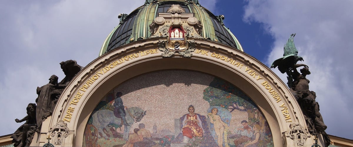 Este edifício em estilo Art Noveau foi sede da Corte Real e testemunhou em 1918 a proclamação da independência da Checoslováquia. Hoje em dia nele podemos assistir a espetáculos de Ópera, Balé, Música Clássica e desfiles de moda, ou, simplesmente, frequentar os seus restaurantes.
#art #noveau #prague
