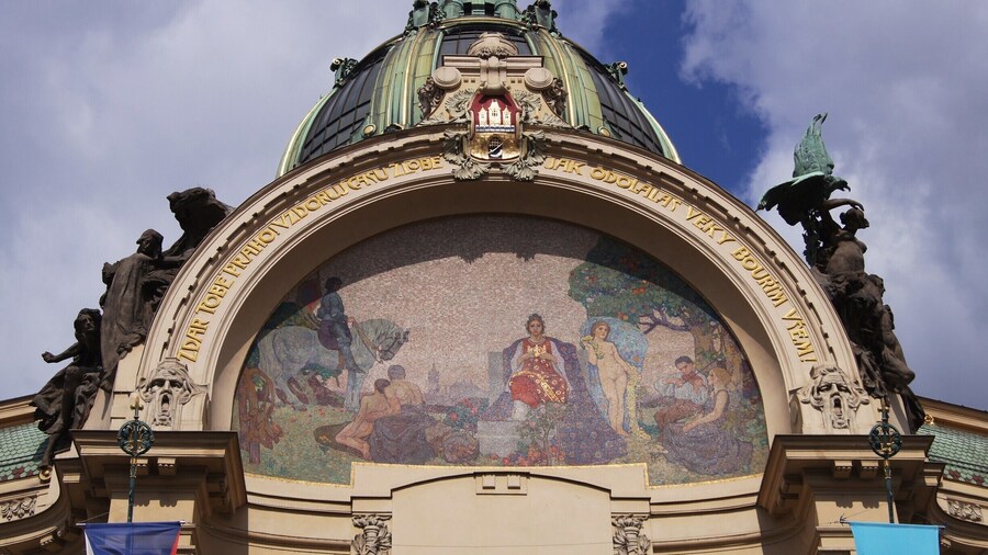 Este edifício em estilo Art Noveau foi sede da Corte Real e testemunhou em 1918 a proclamação da independência da Checoslováquia. Hoje em dia nele podemos assistir a espetáculos de Ópera, Balé, Música Clássica e desfiles de moda, ou, simplesmente, frequentar os seus restaurantes.
#art #noveau #prague