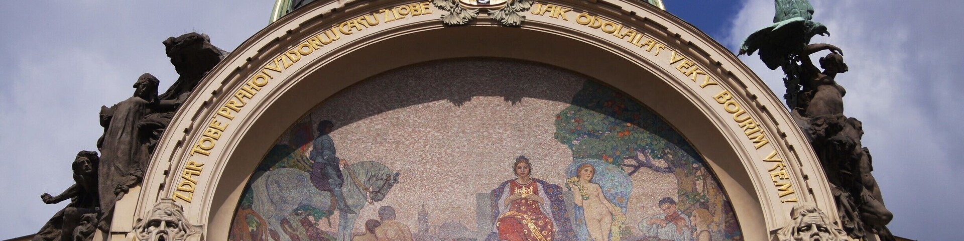 Este edifício em estilo Art Noveau foi sede da Corte Real e testemunhou em 1918 a proclamação da independência da Checoslováquia. Hoje em dia nele podemos assistir a espetáculos de Ópera, Balé, Música Clássica e desfiles de moda, ou, simplesmente, frequentar os seus restaurantes.
#art #noveau #prague