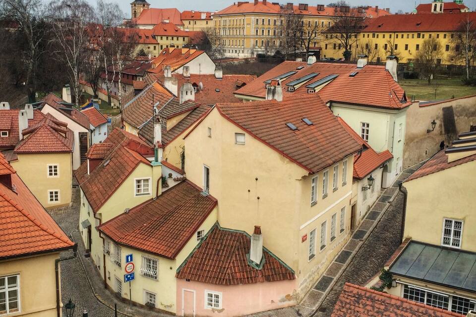 Un pueblo europeo con tejados rojos, calles empedradas y edificios históricos.
