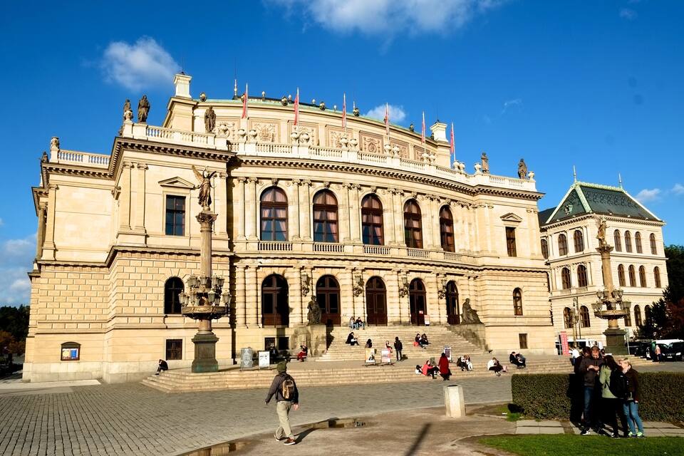 Ein historisches Gebäude mit klassischer Architektur, großen Fenstern und Statuen.