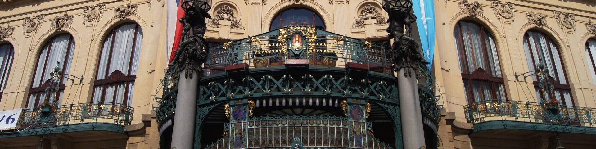 Este edifĂcio em estilo Art Noveau foi sede da Corte Real e testemunhou em 1918 a proclamação da independĂȘncia da ChecoslovĂĄquia. Hoje em dia nele podemos assistir a espetĂĄculos de Ăpera, BalĂ©, MĂșsica ClĂĄssica e desfiles de moda, ou, simplesmente, frequentar os seus restaurantes.
#art #noveau #prague