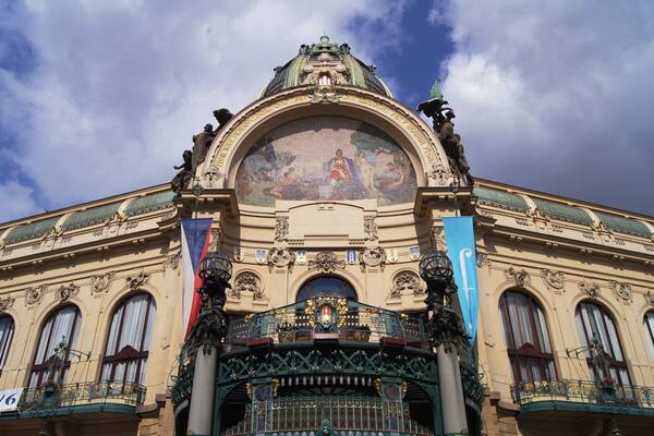 Este edifĂcio em estilo Art Noveau foi sede da Corte Real e testemunhou em 1918 a proclamação da independĂȘncia da ChecoslovĂĄquia. Hoje em dia nele podemos assistir a espetĂĄculos de Ăpera, BalĂ©, MĂșsica ClĂĄssica e desfiles de moda, ou, simplesmente, frequentar os seus restaurantes.
#art #noveau #prague