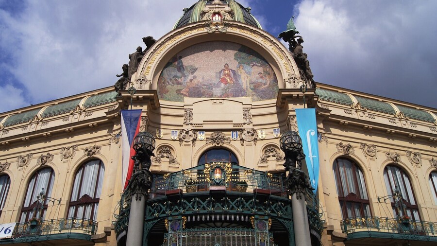 Este edifício em estilo Art Noveau foi sede da Corte Real e testemunhou em 1918 a proclamação da independência da Checoslováquia. Hoje em dia nele podemos assistir a espetáculos de Ópera, Balé, Música Clássica e desfiles de moda, ou, simplesmente, frequentar os seus restaurantes.
#art #noveau #prague