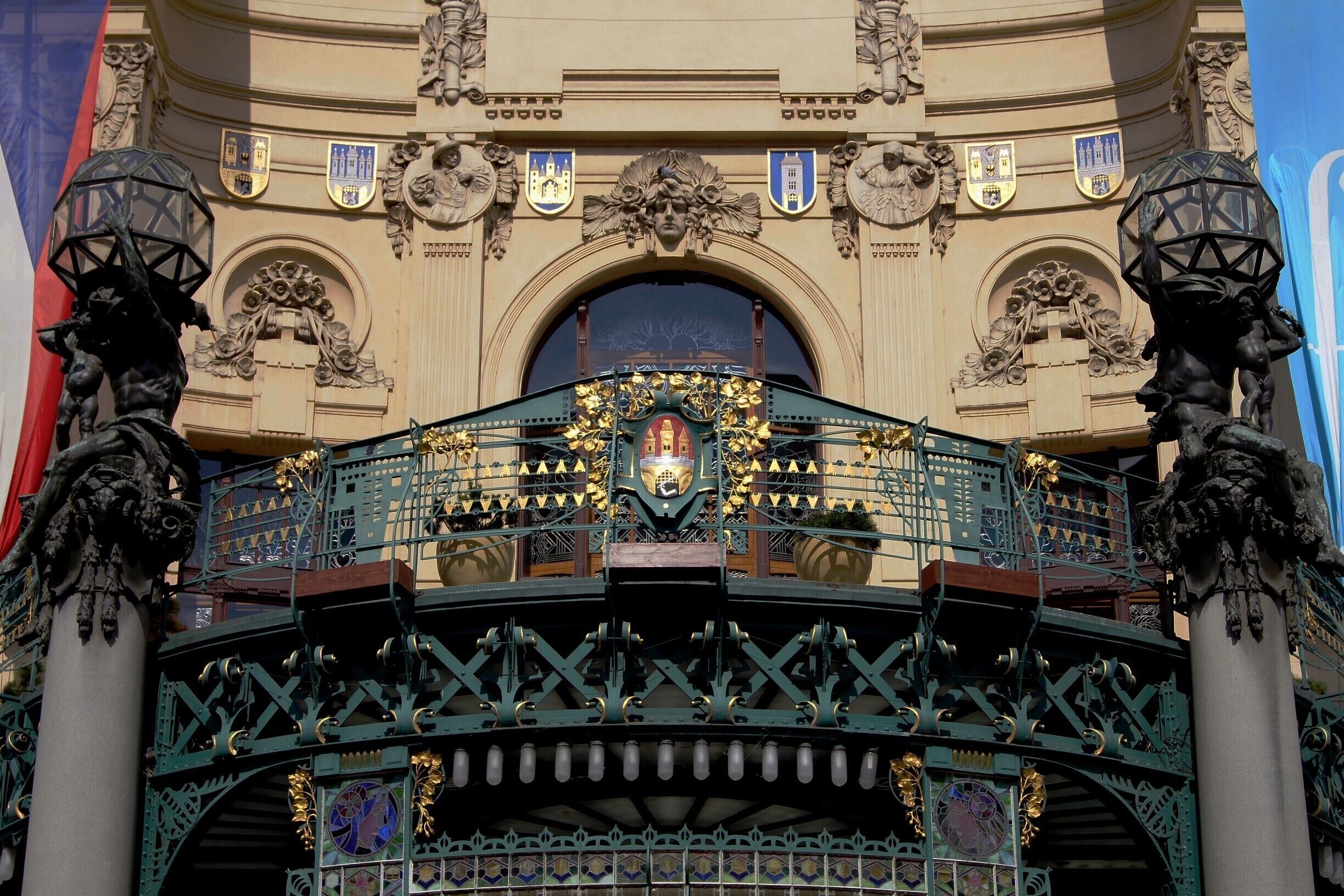 Este edifício em estilo Art Noveau foi sede da Corte Real e testemunhou em 1918 a proclamação da independência da Checoslováquia. Hoje em dia nele podemos assistir a espetáculos de Ópera, Balé, Música Clássica e desfiles de moda,  ou, simplesmente, frequentar os seus restaurantes.

#art #noveau #prague