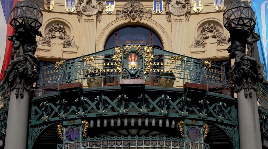 Este edifício em estilo Art Noveau foi sede da Corte Real e testemunhou em 1918 a proclamação da independência da Checoslováquia. Hoje em dia nele podemos assistir a espetáculos de Ópera, Balé, Música Clássica e desfiles de moda, ou, simplesmente, frequentar os seus restaurantes.
#art #noveau #prague