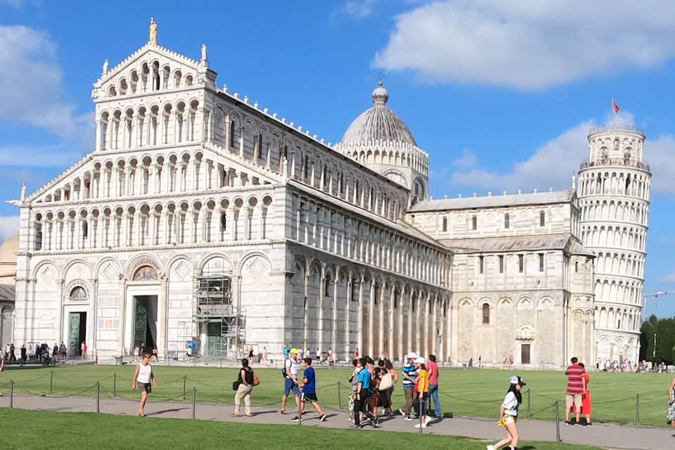 La Torre Inclinada de Pisa con la Catedral de Pisa de fondo.
