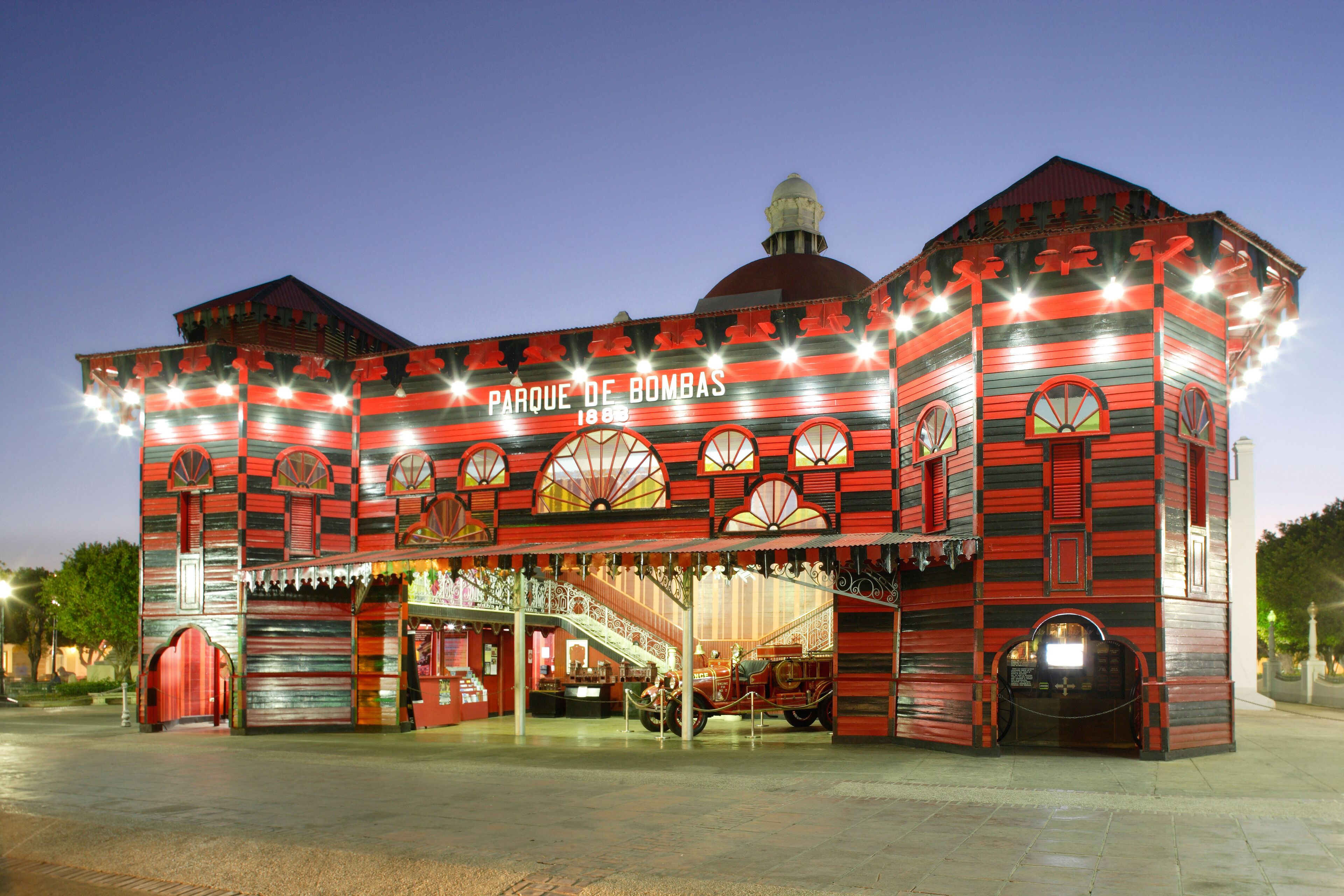 A colorful building with the sign "Parque de Bombas 1880".