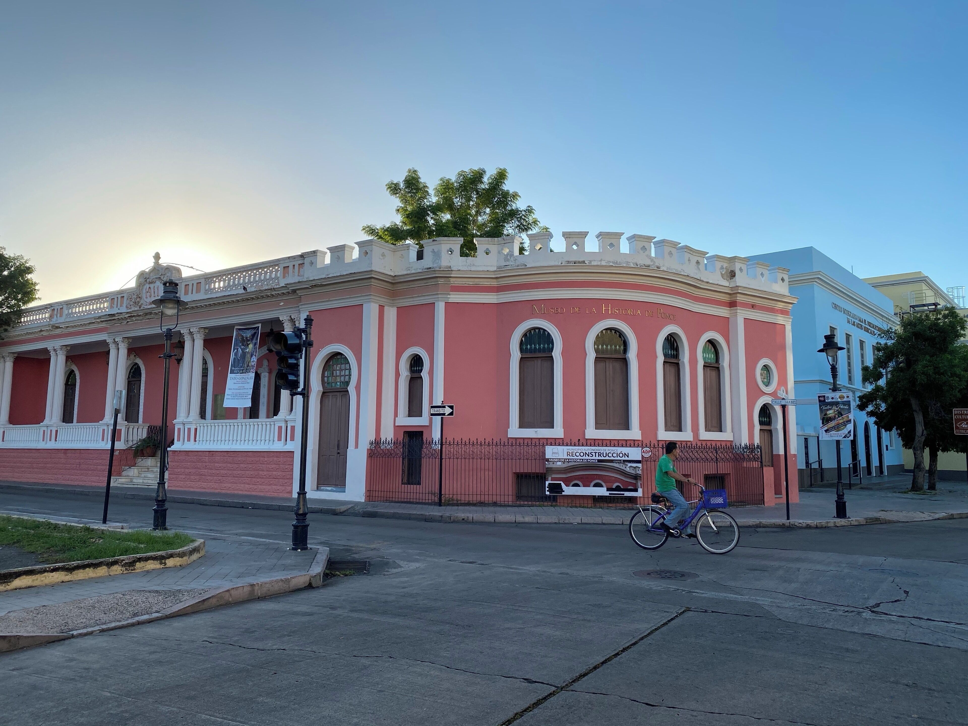 A historic building with arched windows and a sign that reads "Museo de la Historia de Pano".