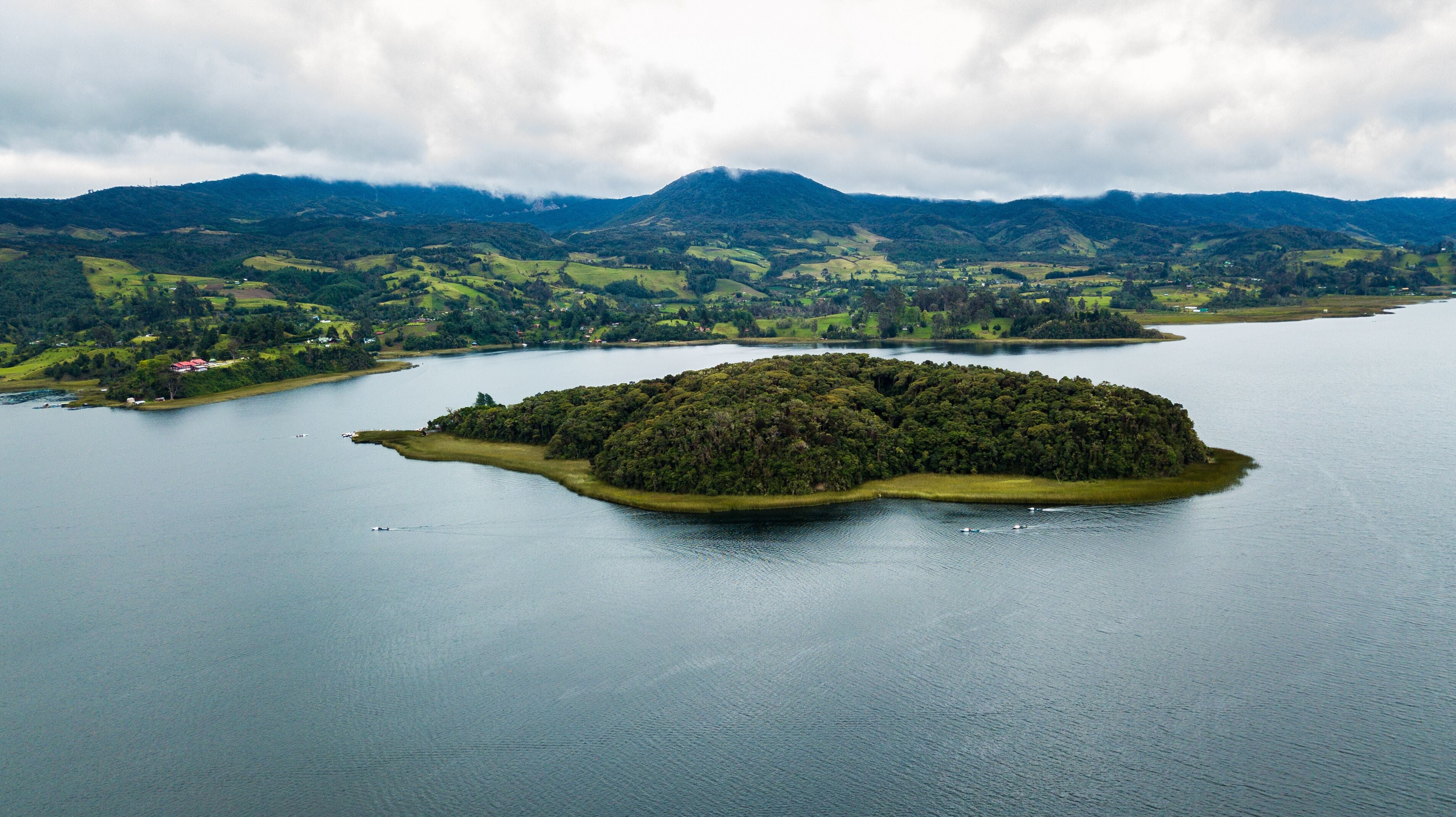 Laguna en medio de bosque, Laguna de la cocha, Pasto Nariño