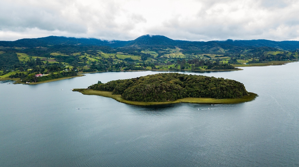 Laguna en medio de bosque, Laguna de la cocha, Pasto Nariño