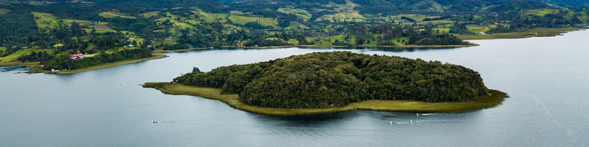 Laguna en medio de bosque, Laguna de la cocha, Pasto Nariño