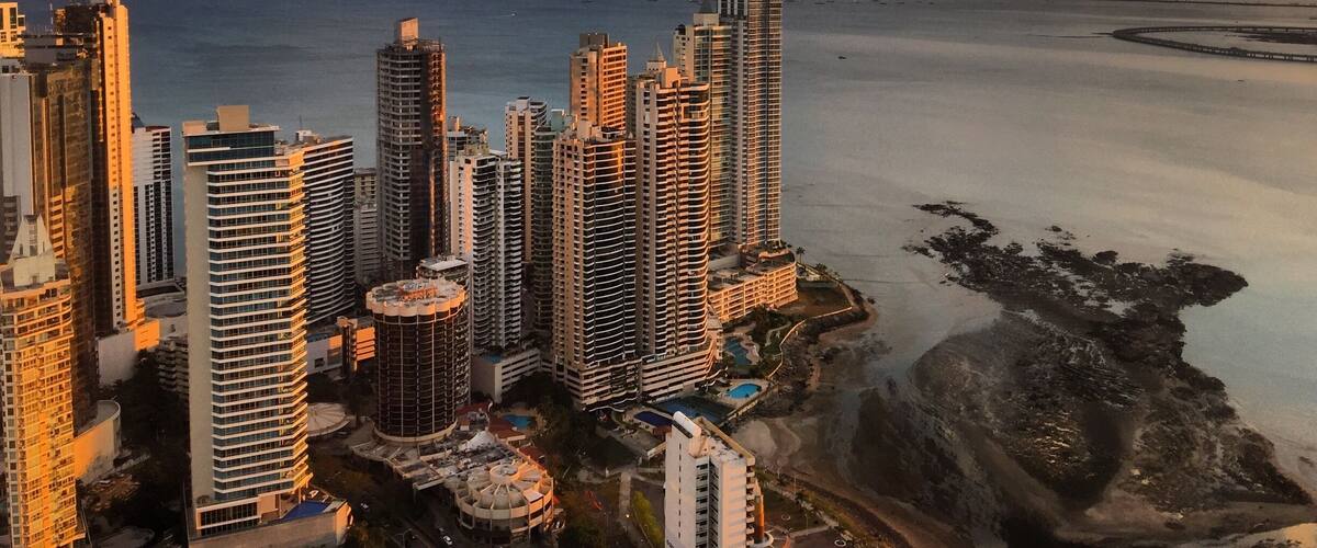 Un paisaje urbano costero con rascacielos y una playa.