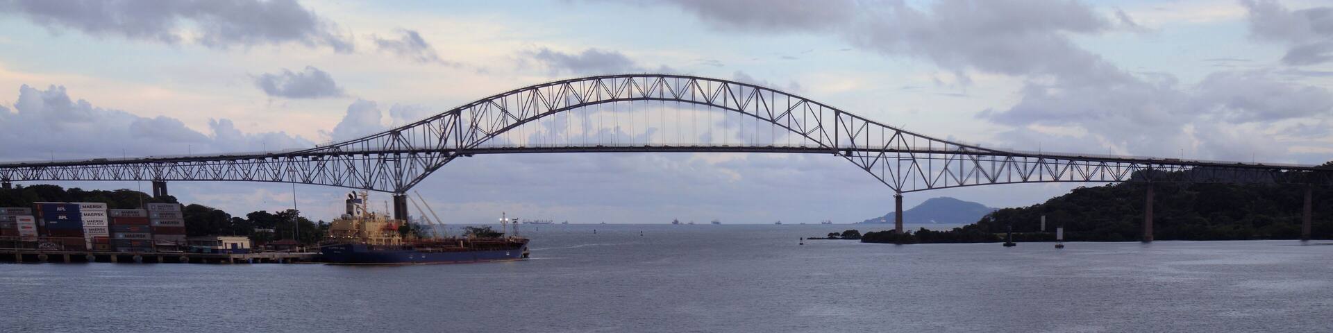 #Panama #Canal
Ponte das Américas
Por volta das 6 da manhã já tínhamos passado o quebra-mar que antecede as Gatun locks. Depois da passagem de alguns navios foi a nossa vez de sermos elevados 26 metros em 3 etapas até ao Gatun Lake. Atravessamos o lago, o Culebra Cut (Canal aberto nas rochas e em forma de cobra com 12,6 Km de comprimento), a Centenial Bridge e chegamos a Pedro Miguel Locks, que tem apenas uma câmera. Aqui descemos 9 metros para o Miraflores Lake. Lago pequeno e logo chegamos às Miraflores Locks. São compostas de 2 câmeras que nos descem até ao nível do Pacífico. Estes locks têm as gates mais altas devido às diferenças entre as marés do Pacífico. Atravessados estes locks chegamos ao Pacífico. Passamos ainda por baixo da ponte das Américas, que é parte da rodovia Pan-americana, que liga o sul da América do sul com o Alasca na América do norte. A travessia toda durou em torno de 9 horas. Durante a travessia os navios são auxiliados por pares de locomotivas. Dependendo do tamanho do navio, podem ser usadas até 8 locomotivas. A água que enche as câmeras, vem do Gatun Lake e são usados 197 milhões de litros de água para cada travessia. Por isso é de suma importância a conservação da floresta tropical em torno do lago. As dimensões máximas permitidas para os navios é 32,31 m de largura, 294,13 m de comprimento e 12,04 m de calado.
Bridge of the Americas
By 6am we had already passed the breakwater that precedes the Gatun locks. After the passage of some ships it was our turn to be lifted 26 meters in 3 steps to Gatun Lake. We cross the lake, the Culebra Cut (Channel open on the rocks and snake-shaped 12.6 km long), the Centenial Bridge and we arrive at Pedro Miguel Locks, which has only one camera. Here we descend 9 meters to the Miraflores Lake. Small lake and soon we arrived at Miraflores Locks. They are composed of 2 cameras that descend us to the level of the Pacific. These locks have the highest gates because of the differences between Pacific tides. Through these locks we reach the Pacific. We still cross under the bridge of the Americas, which is part of the Pan American Highway, which connects southern South America with Alaska in North America. The whole crossing lasted around 9 hours. During the crossing the ships are aided by pairs of locomotives. Depending on the size of the ship, up to 8 locomotives can be used. The water that fills the cameras comes from Gatun Lake and 197 million liters of water are used for each crossing. That is why conservation of the tropical forest around the lake is of paramount importance. The maximum allowable dimensions for ships is 32.31 m wide, 294.13 m long and 12.04 m draft.