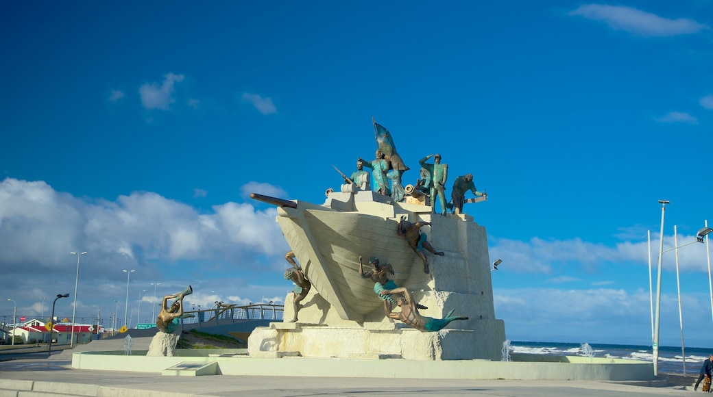 Punta Arenas mit einem Statue oder Skulptur, allgemeine Küstenansicht und Outdoor-Kunst