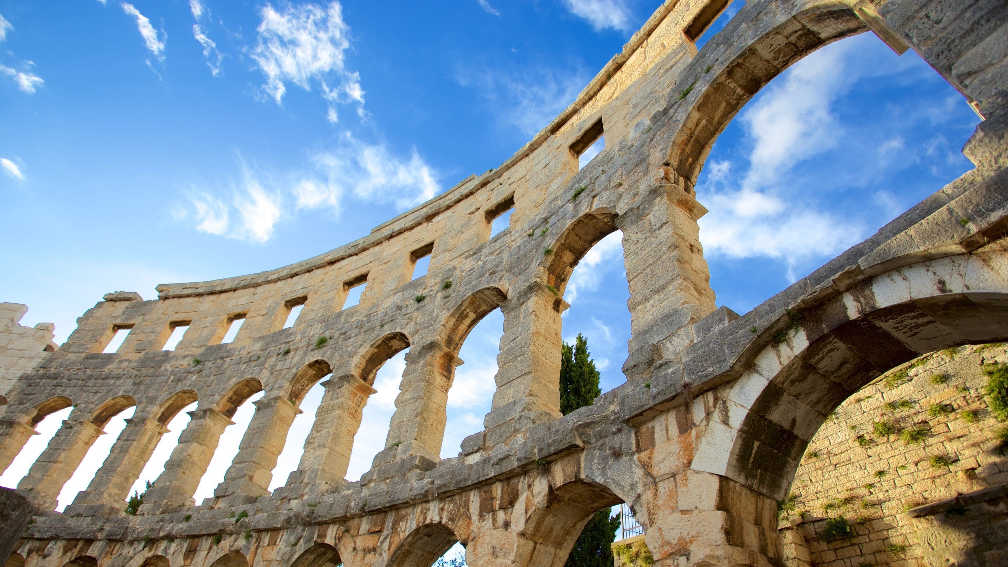 Pula showing a ruin and heritage elements
