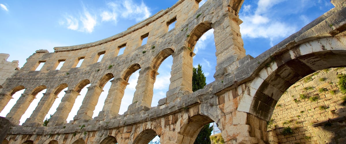 Pula showing a ruin and heritage elements