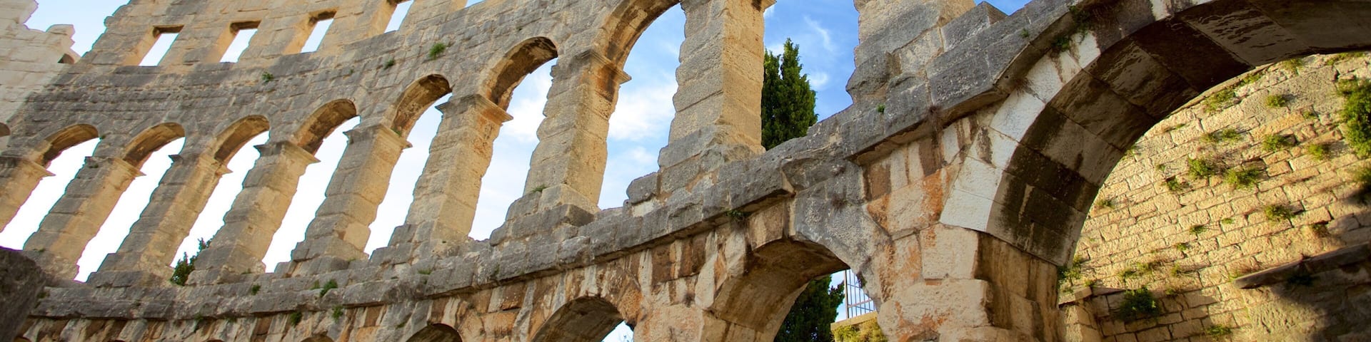 Pula featuring perintökohteet ja raunio