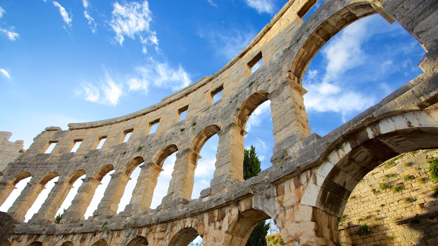 Pula showing a ruin and heritage elements