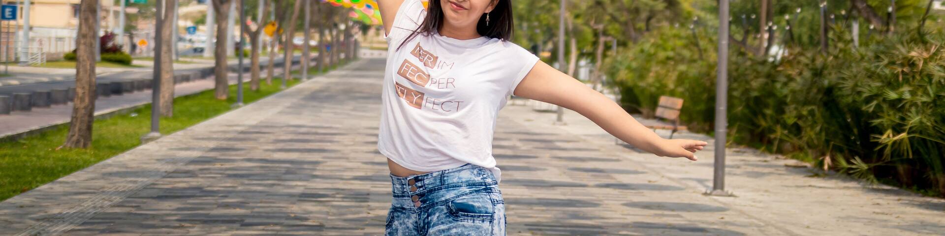 Hermosa joven en el Parque La Rotonda, Portoviejo