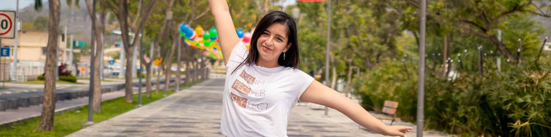 Hermosa joven en el Parque La Rotonda, Portoviejo