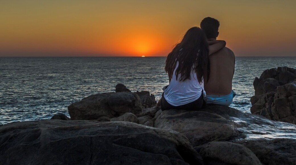 Sunsets over Pacific Ocean are one of those romantic moments that every girl would die for. Puerto Escondido (btw. Mekka for pro surfers from all around the world) seems to be an obvious choice for such a landscape. Try to go as far as Playa Zicatela ends and walk behind the rocks. Not many people there, there is plenty of options for finding hidden gems and good compositions.
#BvSApplication