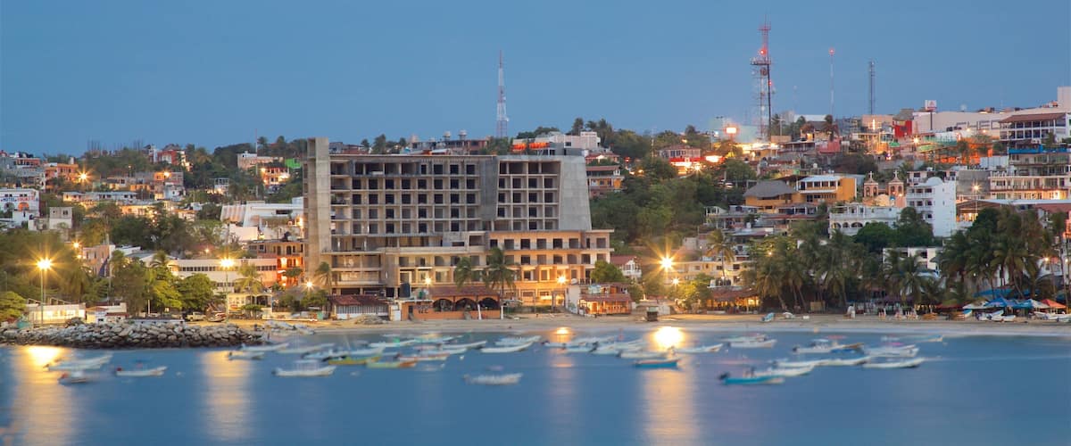 Puerto Escondido ofreciendo vistas generales de la costa, una playa y una bahía o puerto