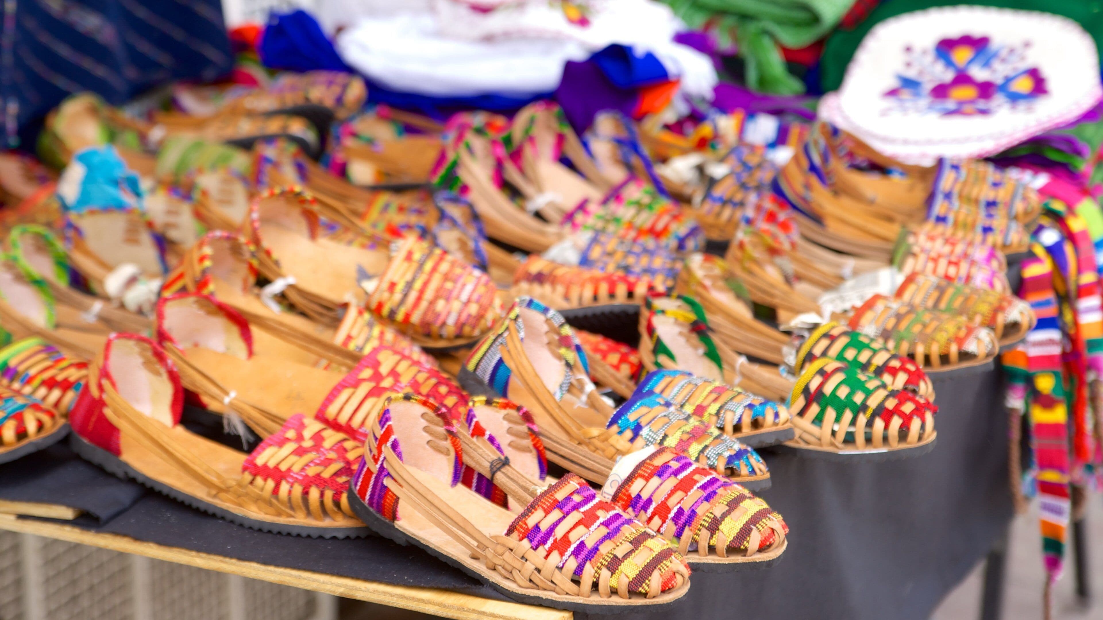Puerto Escondido which includes fashion and markets