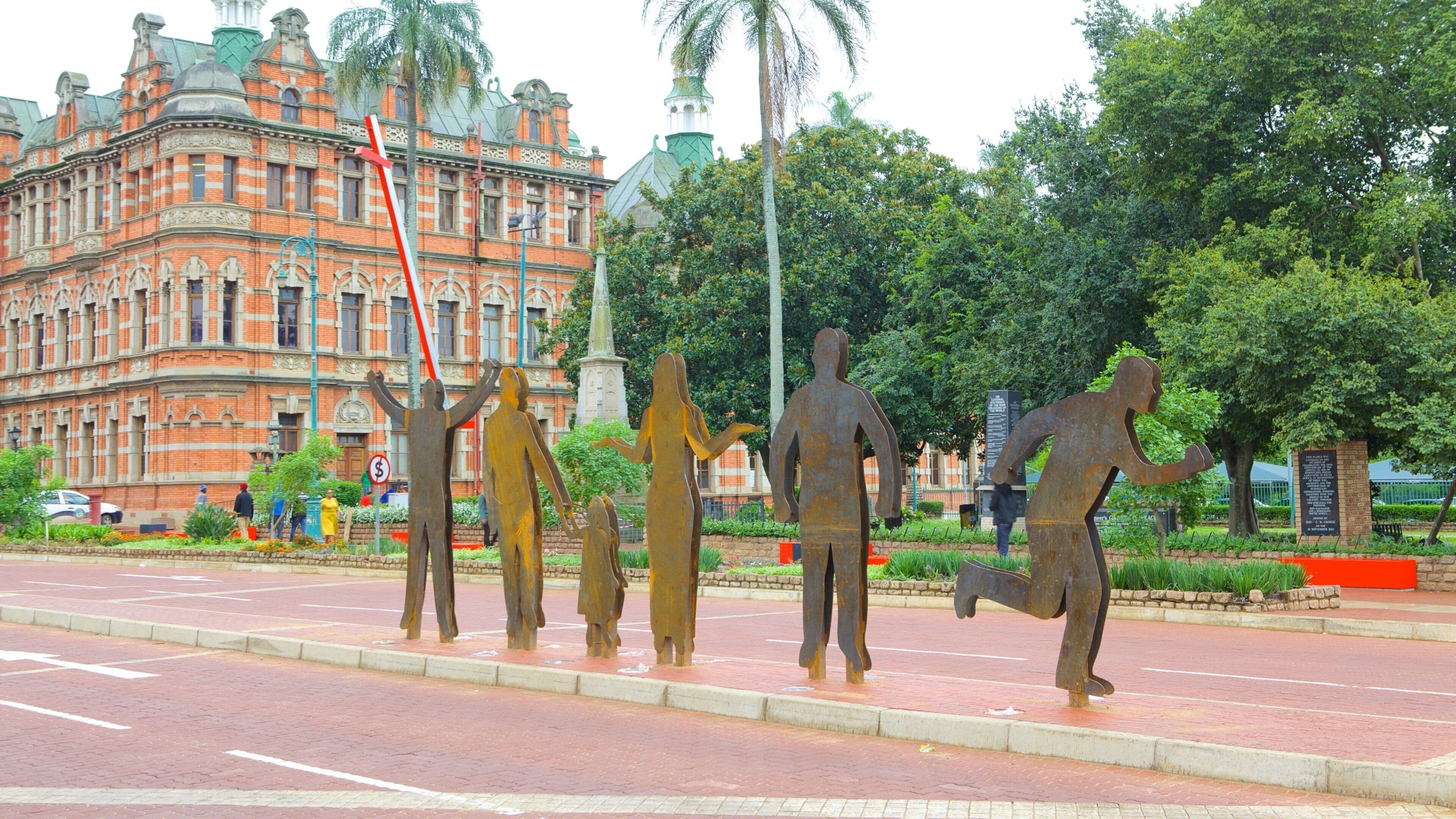 Pietermaritzburg ofreciendo patrimonio de arquitectura, una estatua o escultura y escenas urbanas
