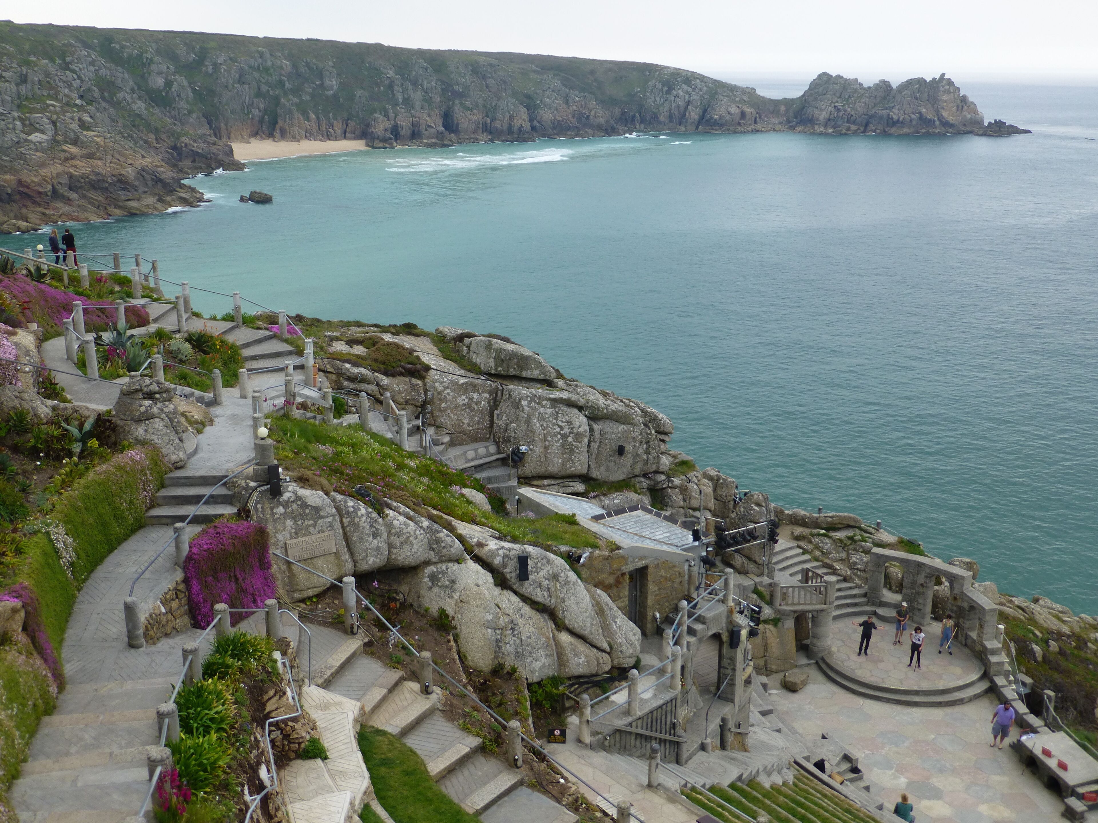 Minack Theatre und Bucht