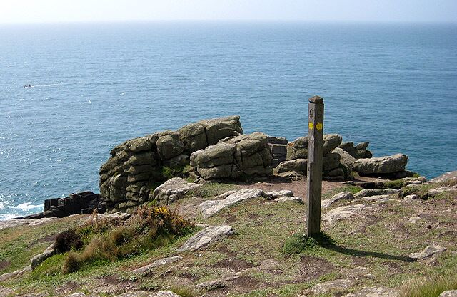 Waymarks on the cliff top Left to Mousehole, right to Lamorna Cove.