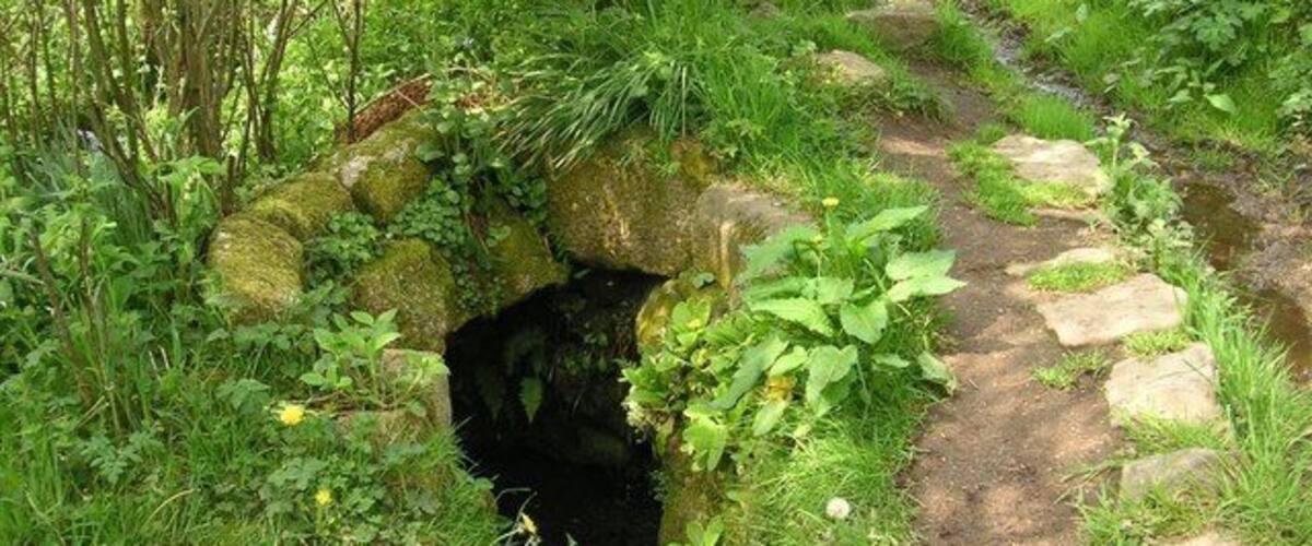 Chapel Euny holy well The curved stone at the top of the well is believed to be from an earlier chapel. Nearby is a tree hung with bits of cloth, as the well is believed to have powers of healing.
