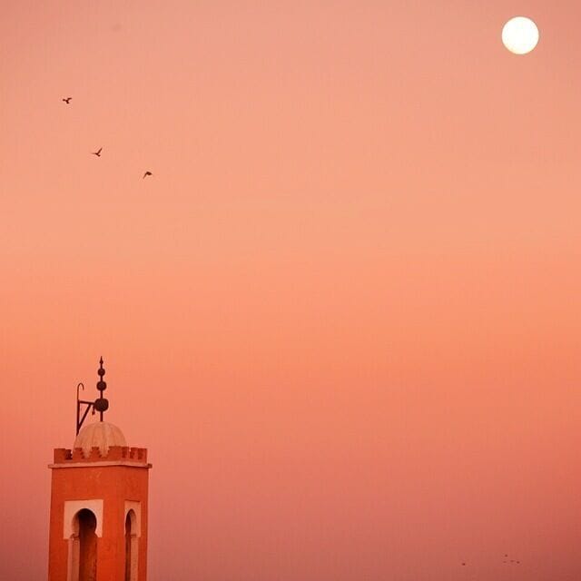 As the sun set over Marrakech the Djeema el Fna became alive with a buzz of activity. The sky above though retained it's warm peaceful haze as the moon rose and birds flew over the mosques.
Photo taken from the balcony of Le grand balcon du cafe glacier!
#GoldenHour #Troveon  