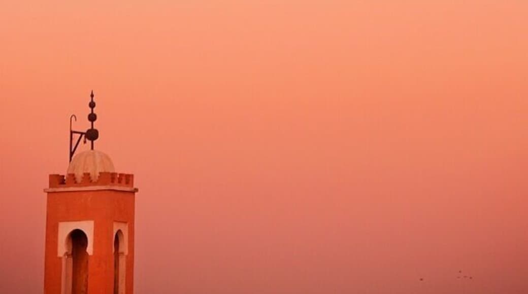 As the sun set over Marrakech the Djeema el Fna became alive with a buzz of activity. The sky above though retained it's warm peaceful haze as the moon rose and birds flew over the mosques.
Photo taken from the balcony of Le grand balcon du cafe glacier!
#GoldenHour #Troveon